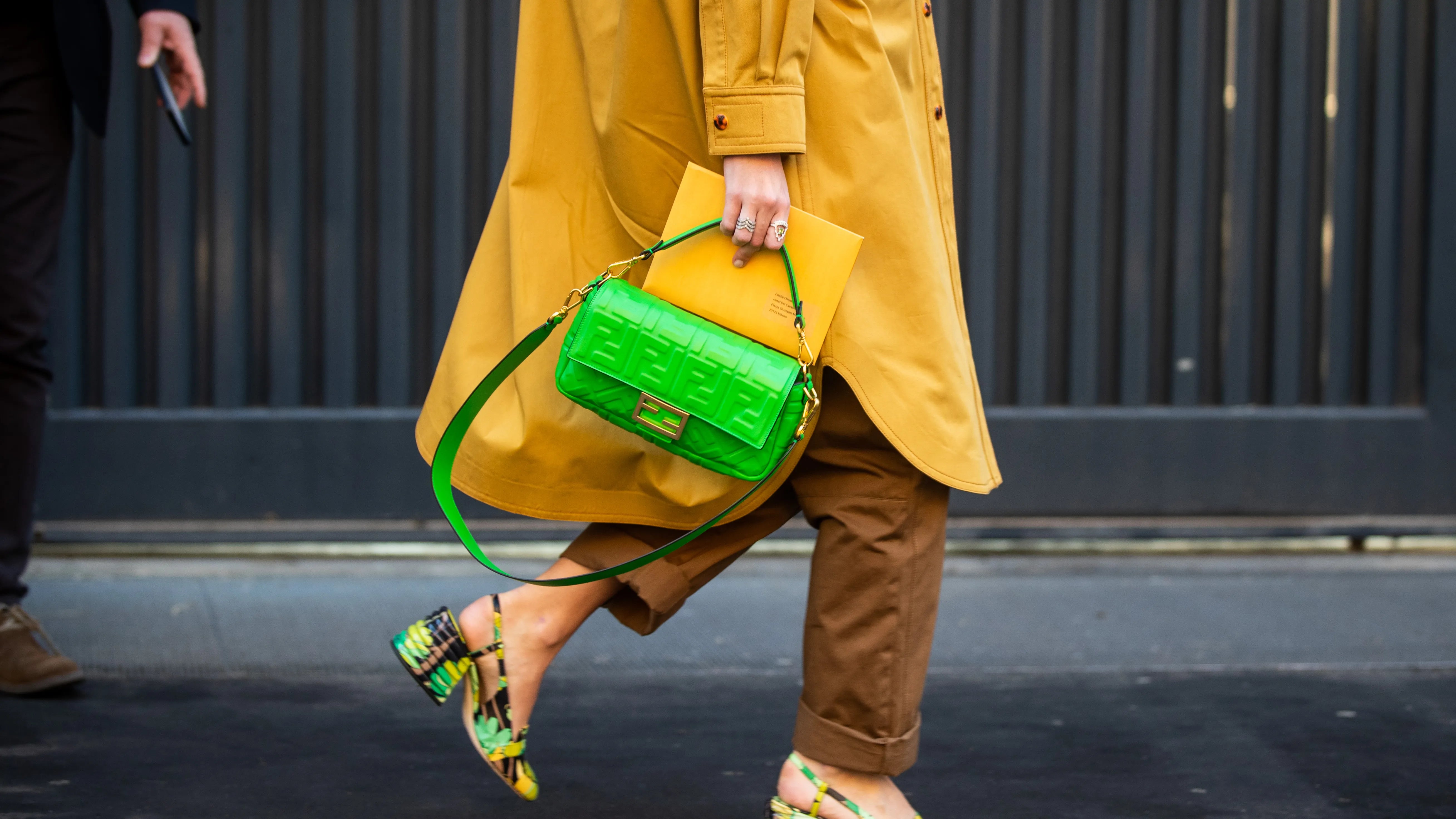 Color Pop: Vibrant Handbags to Brighten Up Your Wardrobe